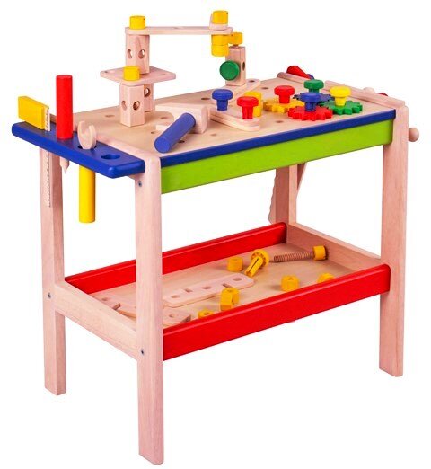 Kleine Werkbank mit Zubehör für kreative Handwerksprojekte aus Holz