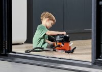 Voll funktionsfähiger Staubsauger Henry mit praktischem Staubfach zum Entleeren